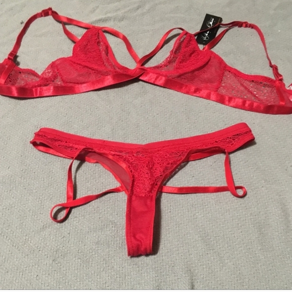 Lingerie Set - Picture 2 of 3